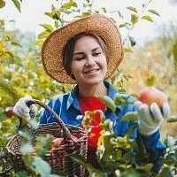 Female ecological producer satisfied with the platform Ecotrado