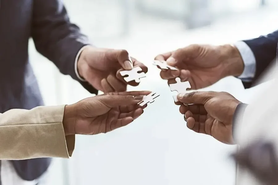 Puzzle pieces coming together, symbolizing how Ecotrado connects sustainable companies in the ecological sector